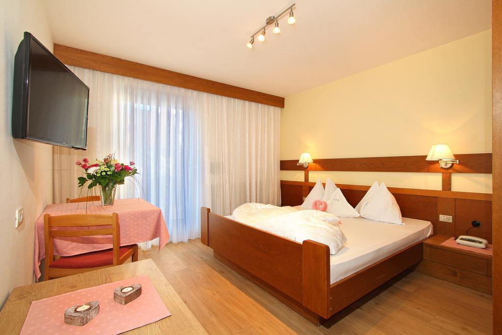 Hotel Garni Savoy Castelrotto Room photo